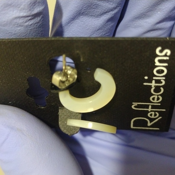 Women's Silver-tone Hardware Small Seashell Open Hoop Design Earrings 0.5-in, #1 - Picture 4 of 4